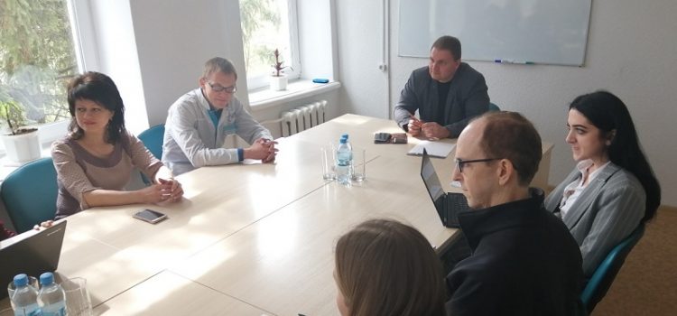 До Сум приїхала делегація The Global Fund to Fight AIDS, Tuberculosis and Malaria зі старшим портфоліо-менеджером країн Східної Європи та Центральної Азії Дареном Доркіним